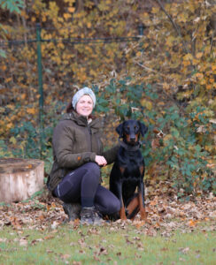 Jessica Rabstein Aktive Hundesportlerin mit langjähriger Erfahrung im Leistungsbereich. Unter anderem Vize-Deutsche Meisterin bei der Deutschen Meisterschaft der Dobermann Verein. Seit vielen Jahren im Deutscher Verband der Gebrauchshundsportvereine (DVG) aktiv und erfahren in der Ausbildung von Hunden – sowohl im Bereich Unterordnung als auch im alltagstauglichen Training. Ihr Fokus liegt auf präziser, motivierender Arbeit und einer klaren Kommunikation zwischen Mensch und Hund.