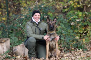 Joanna Mendolaro – Erfahrung trifft Präzision Mehrfach erfolgreich bei Deutschen Meisterschaften im Hundesport gestartet und seit vielen Jahren intensiv in der Ausbildung von Hunden tätig. Ihr besonderes Steckenpferd ist die Unterordnung, kombiniert mit sicherem Alltagstraining und fundierter Fährtenarbeit. Mit Ruhe, Klarheit und Fachwissen begleitet sie Mensch-Hund-Teams nachhaltig zum Erfolg.