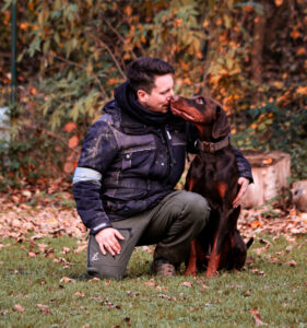 Björn Pansegrau – Hundetrainer aus Leidenschaft Seit über 19 Jahren im Hundesport aktiv, §11-zertifizierter Hundetrainer seit 2019, Ausbilder im DVG und Lehrhelfer. Erfahrung aus Sport, Alltag und Tierheimarbeit – mit erfolgreichen Meisterschaftsteilnahmen und zahlreichen ausgebildeten Teams.